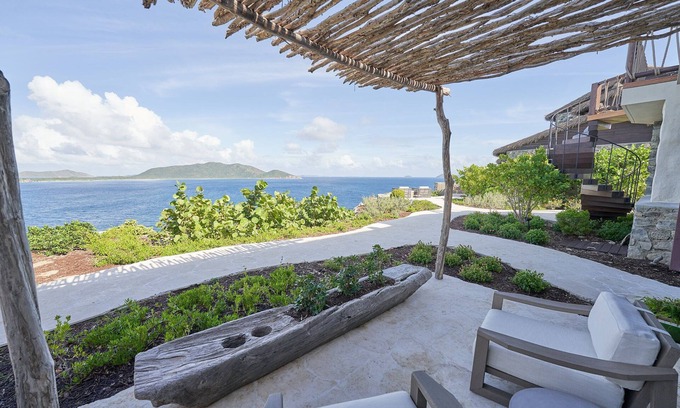 East End Apartamento | Oceanview Sunrise Suite w/Outdoor Shower & Patio