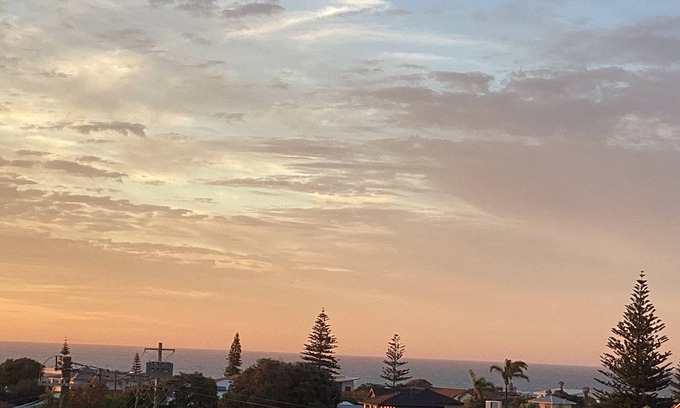 Mullaloo Casa | Oceanview sunsets over the wonderful Mullaloo Beach and heated outdoor pool.