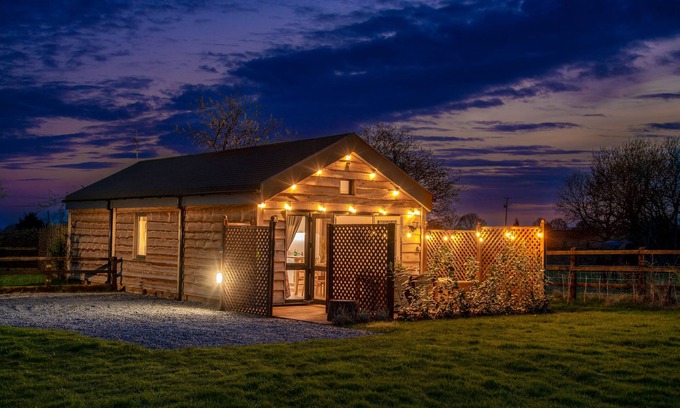 Wichenford Cabina | La cabaña Montana mide 38 pies x 15 pies con una peculiar bañera de hidromasaje exterior