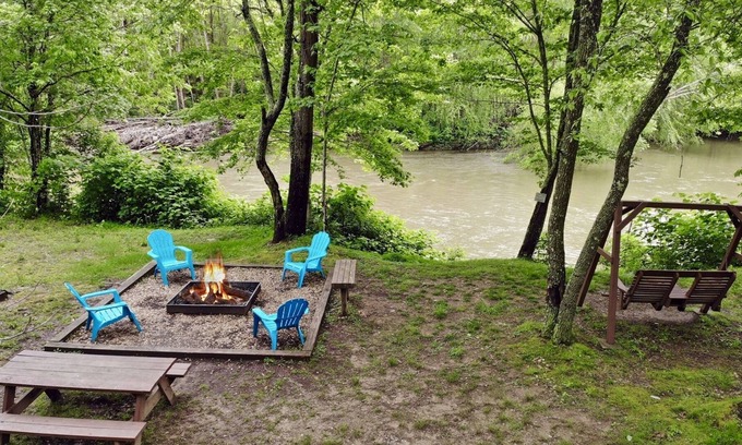 Copperhill Cabina | Ocoee Riverfront Cabin near Blueridge GA