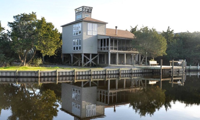 Ocracoke Casa | Ocra-corcho: Muelle, fácil acceso a Pamlico Sound, terraza en la azotea, vistas.