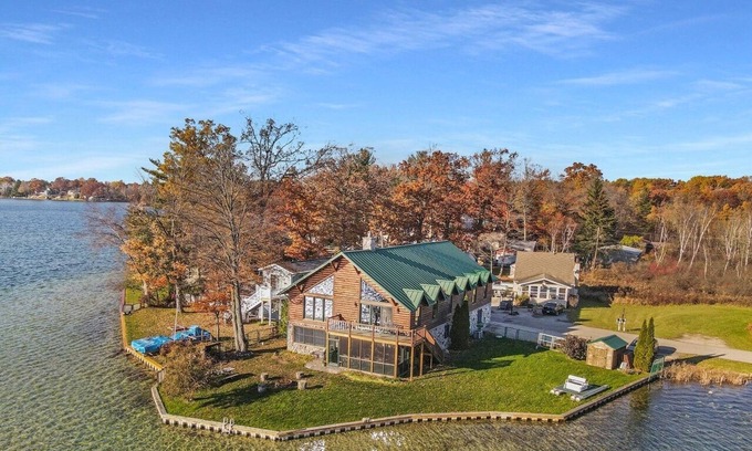 Palo Cabaña | The Derby Lodge - Lake living at its finest!!