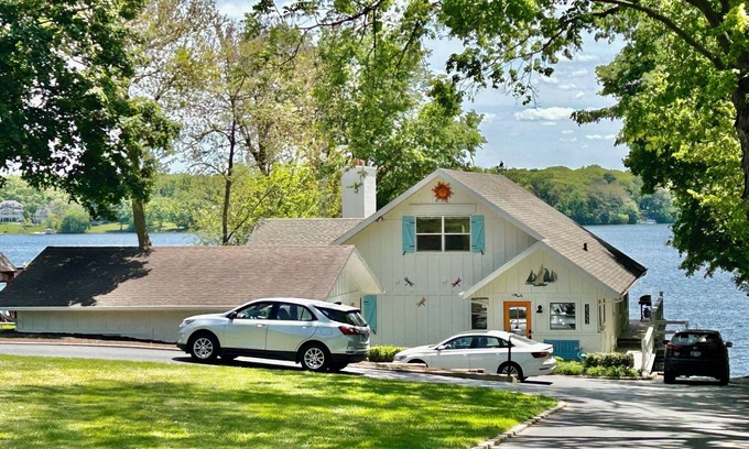 Delavan Lake Casa | ¡Cuarta noche gratis del 3 al 14 de junio Estancias, todas las comodidades ~ Waterfront Spacious Lake House!
