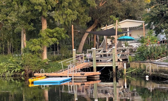 Weeki Wachee Gardens Casa | Cozy Florida Vibe-Waterfront- Early & Late Ck-in & out!