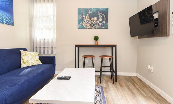 Old Town Casa | ❤️ of Old Town. Walk to All. Parking. Cable+Fast WiFi