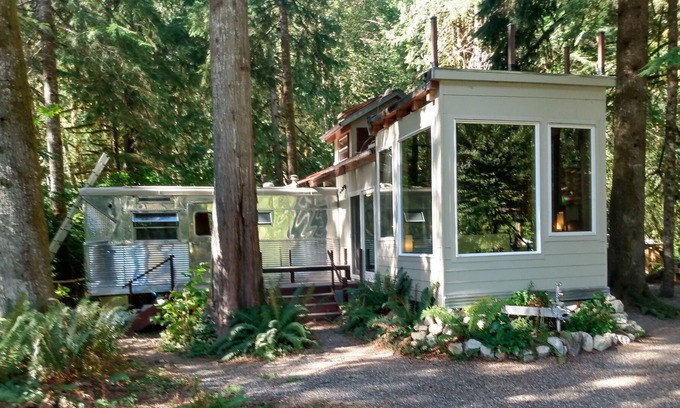 Marblemount Cabina | Off-grid Cascade River front cabin with room for the family