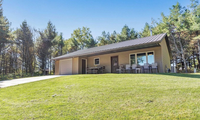 Krakow Casa | Off-Grid Family Farmstead Retreat. Farm Tours + Animal Feeding, Pet Friendly!