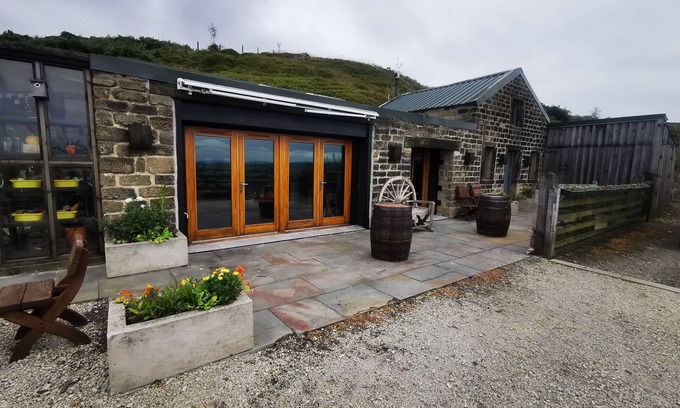 Holmfirth Cabaña | Off grid remote cottage secure garden dog friendly