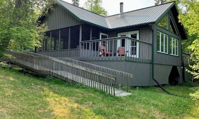 Collingwood Cabina | Off-grid rustic 3-bedroom cabin on very quiet lake