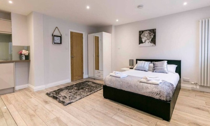 Mill Road Apartamento | Off Mill Rd - Modern Studio & Prime City Location