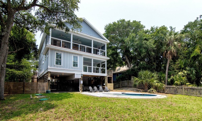 Edisto Island Casa | OFF THE GRID-Custom Showplace w/ Private Pool;Multiple Decks;3 Minute Walk to Beach