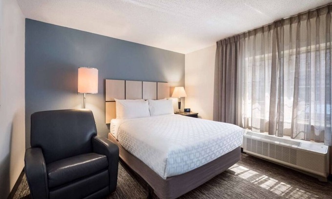 Warrenville Casa | Offering Spectacular Stay! Full Kitchen, Pet-friendly, Near Cantigny Golf Club!