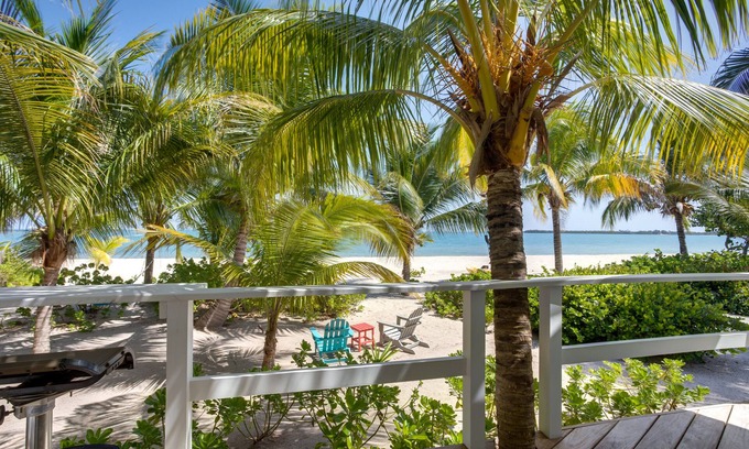 Placentia Cabaña | ¡Cabaña de lujo frente al mar con privacidad, vista y espacio de playa!