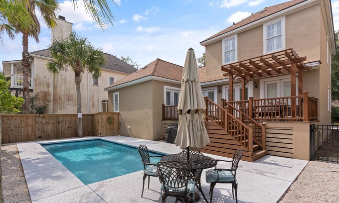 King City Casa | Ohhh so close to the Village with a POOL! Sleeps 8