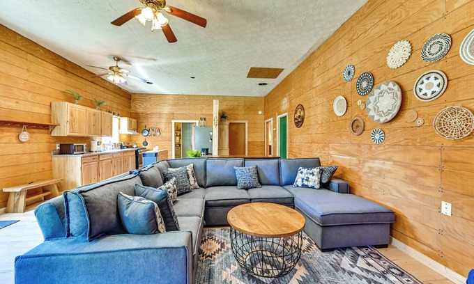 Sycamore Valley Cabina | Ohio Hunter’s Cabin w/ Pond Access: Pets Welcome!