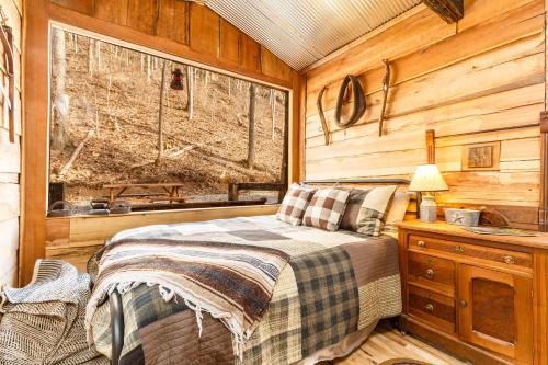 Lynx Otro | Ohio Starlight Glamping Cabins - A Peaceful Woodland Retreat