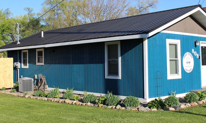 Prairie Du Chien Casa | Ohio Street Retreat-hot tub, massage chair, pool