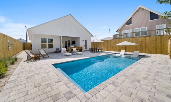 Kiska Beach Casa | Oh When Is Vacay - West End PCB