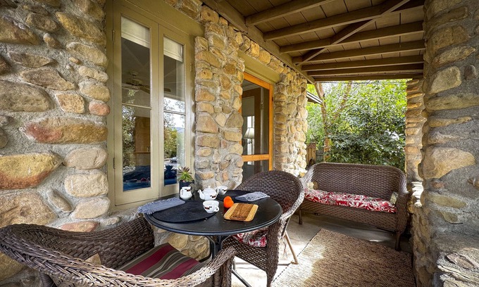 Ojai Casa | Ojai Garden Cottage - Clásico, tranquilo, pero en la ciudad, ¡camina por todas partes!