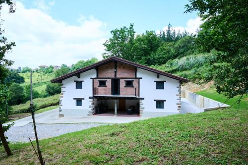 Gautegiz Arteaga Casa | Ojangoiti with outlet for electric vehicle By Kabia Gestión