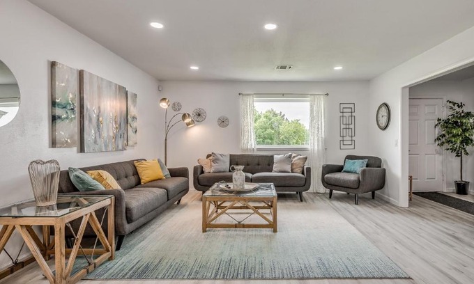 Central Oklahoma City Casa | Okana Waterpark & Downtown OKC 7 Mins away- Capital View