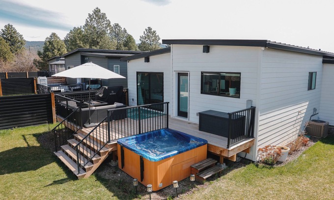 Central Okanagan Casa | Okanagan 3br w/ Hot Tub - Wine, Lakes, Pickleball