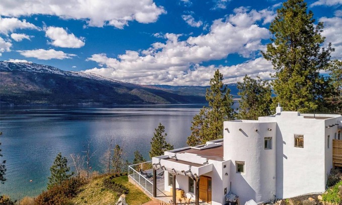Central Okanagan Casa | Okanagan Lake Paradise in a Stunning Sante Fe Home