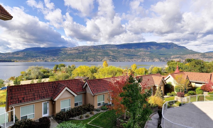 North End Condominio | Okanagan Sunshine and 3 minute walk to Lake/Beach.