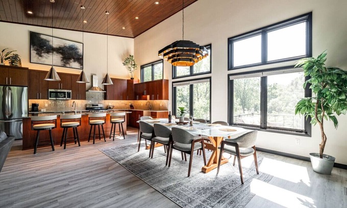 Okauchee Lake Apartamento | Modern 4 BD/4 BA, MIL Suite, Near Amenities & Lake