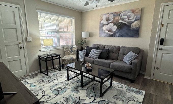 Central Oklahoma City Condominio | OKC condo with king bed and balcony