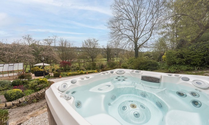 Matlock Cabaña | Oker Farm - a farmhouse that sleeps 12 guests in 5 bedrooms