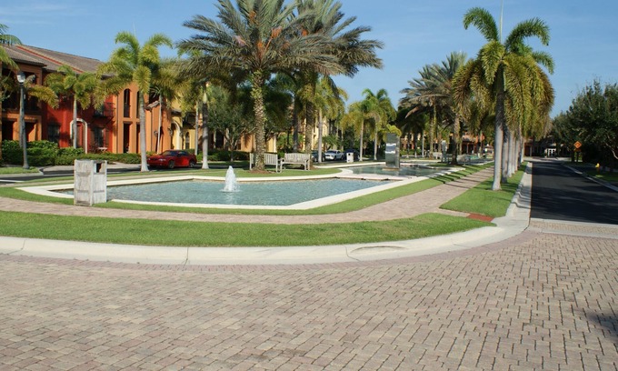 Naples Condominio | Olé Lely, 3 BR, 2.5 Bath, Sleeps 8. Professionally Decorated - New Furniture!