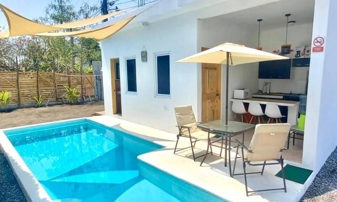 Chisec Apartamento | Ola Azul Monterrico Apart-Hotel, Cocina y piscina privada.