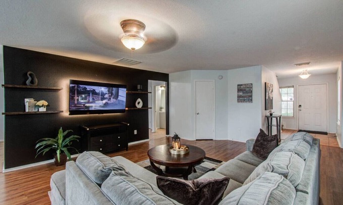 Houston Casa | Oland -FUN Getaway: 4BR, King Suite, Arcade, 2 SmartTVs