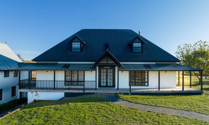 Eglinton Casa | Old Alloway House - Sleeps 8 - Farm Stay