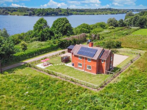 Holbrook Casa | Old Alton Hall Farmhouse
