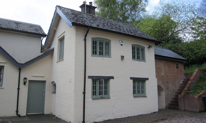 Newcastle-Under-Lyme Cabaña | Antiguo Bakehouse. Cabañas con encanto en terrenos apartados de finca privada histórica