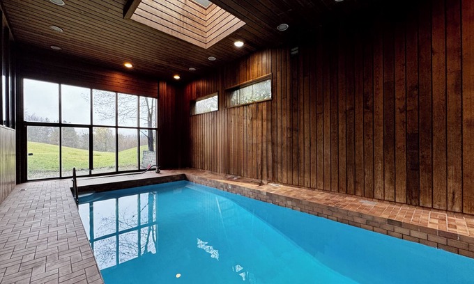 Bayview Woods - Steeles Casa | Old Brick Style Mansion With Indoor Pool