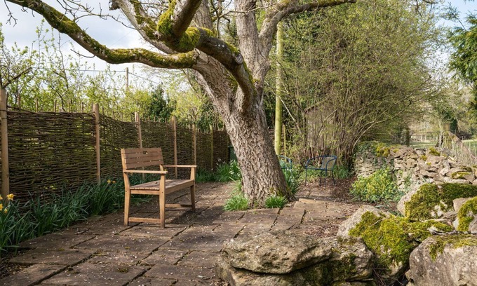 Andoversford Cabaña | Old Chapel - sleeps 6 guests in 3 bedrooms