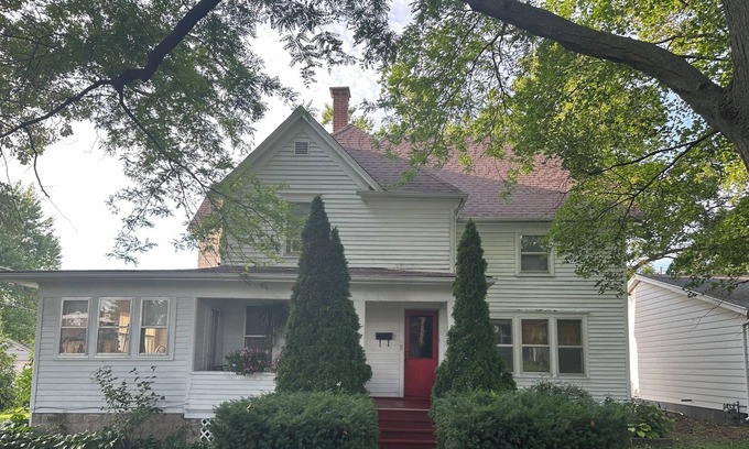West Chicago Casa | Old Charm Whitehouse in West Chicago