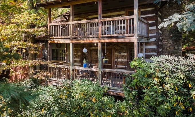 Lake Junaluska Cabina | Old Chestnut Cabin An Upgraded Piece of History