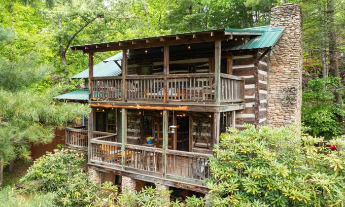 Lake Junaluska Cabina | Old Chestnut Cabin; walk to Lake Junaluska!
