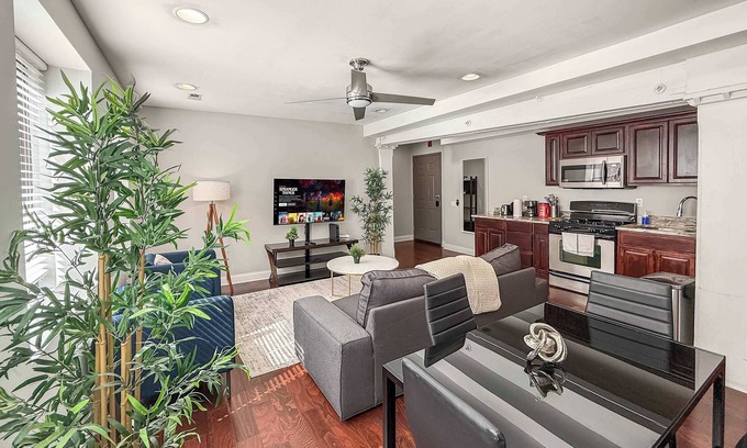 Old City Apartamento | Old City Gem | Chic 2BR Retreat with Modern Comfort