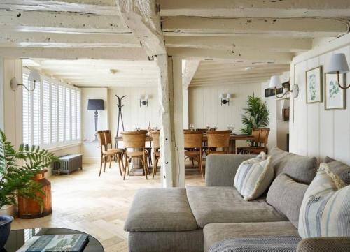 Henley-on-Thames Casa | Old Coach House & Dolls House - Sleeps 24