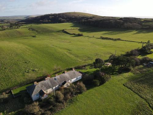 Totland Bay Casa | Old Coastguards - Stunning Historic Cottage