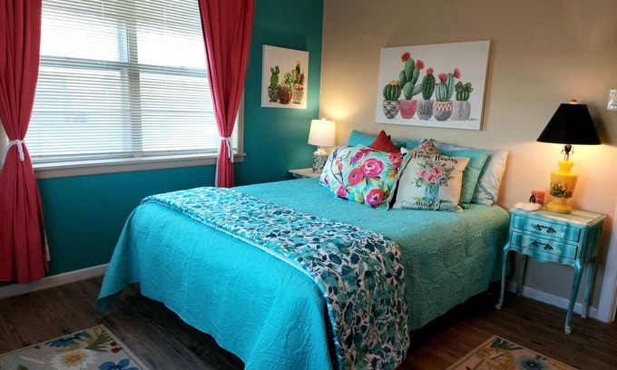 Elm Mott Casa | OLD DALLAS INN Charming 4-bedroom house, LARGE Dog friendly Backyard
