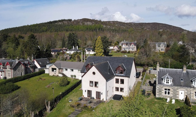 Kingussie Cabaña | OLD DISTILLERY LODGE, pet friendly, with hot tub in Kingussie