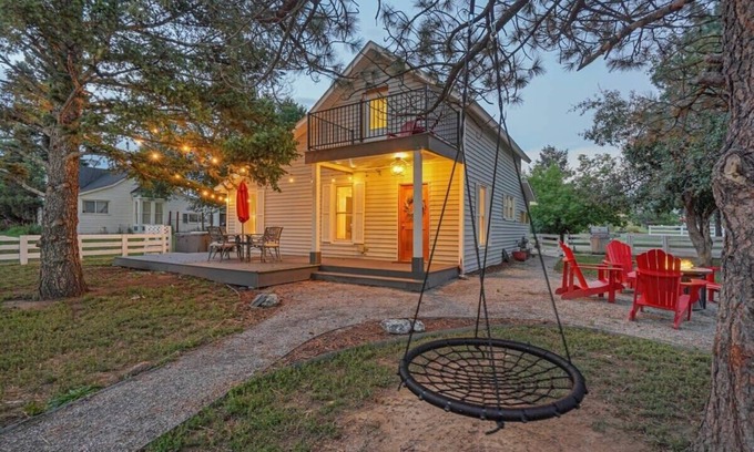 Monument Casa | Old Farmhouse , Downtown Monument