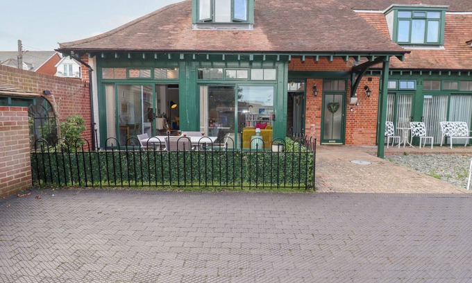 Felixstowe Casa | OLD FELIXSTOWE, BATH ROAD, pet friendly in Felixstowe, Suffolk