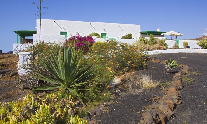 Yaiza Cabaña | Finca antigua con vistas al mar.